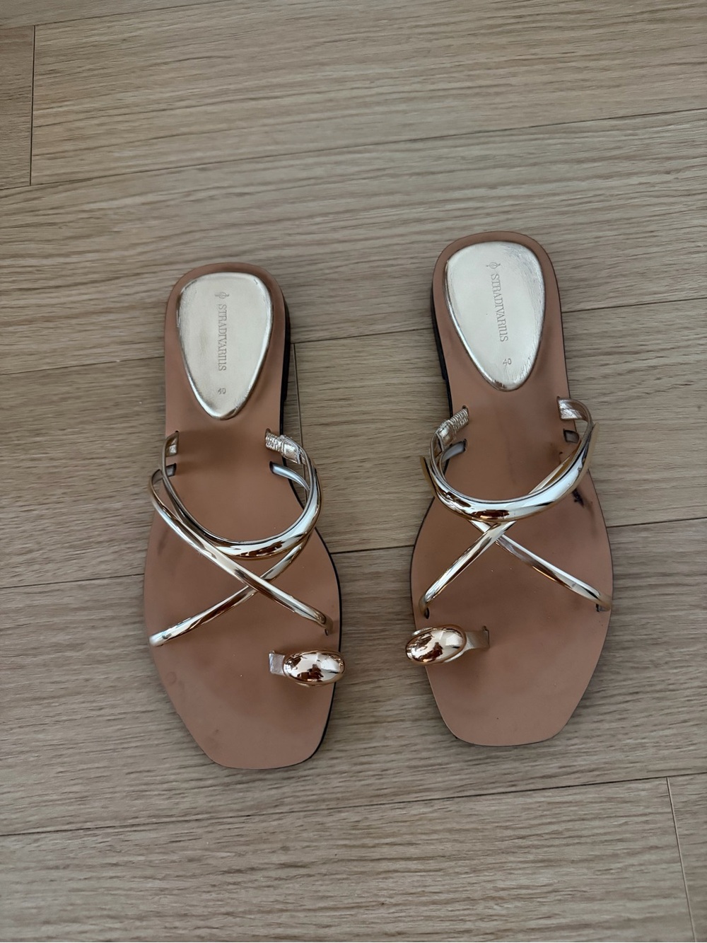 Strappy Metallic Toe-Loop Sandals - Gold